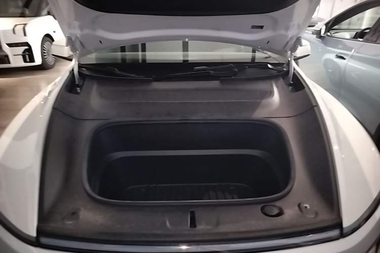 Used Tesla Model Y L 2025 Model Long-Range All-Wheel-Drive Version Engine Bay