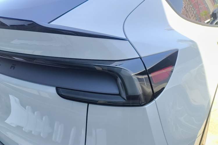 Used Tesla Model Y L 2025 Model Long-Range All-Wheel-Drive Version Exterior 3