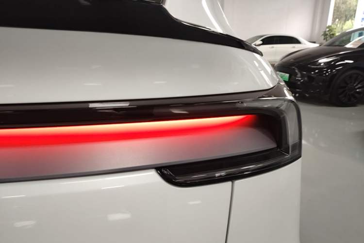 Used Tesla Model Y L 2025 Model Long-Range All-Wheel-Drive Version Exterior 3