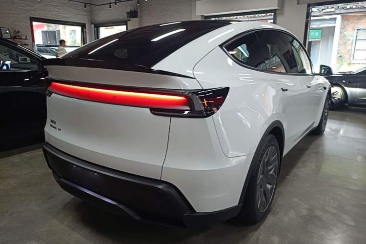 Used Tesla Model Y L 2025 Model Long-Range All-Wheel-Drive Version Exterior 3