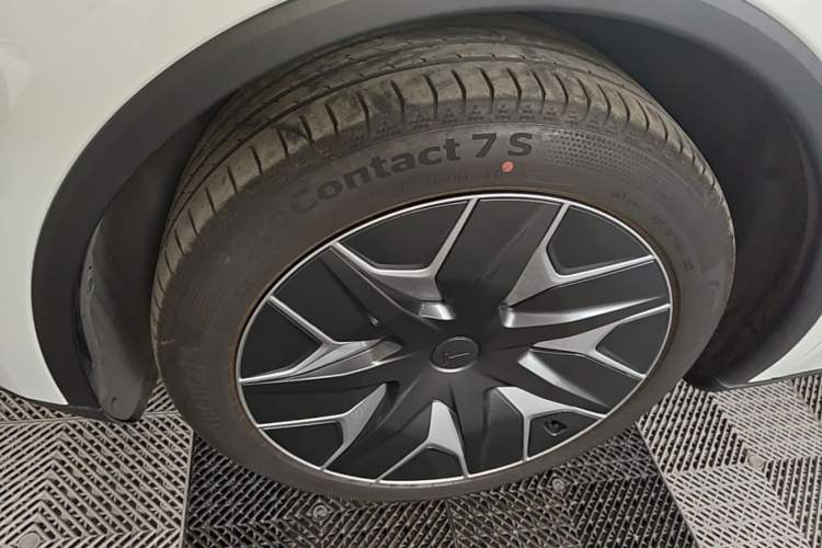 Used Tesla Model Y L 2025 Model Long-Range All-Wheel-Drive Version Exterior 4