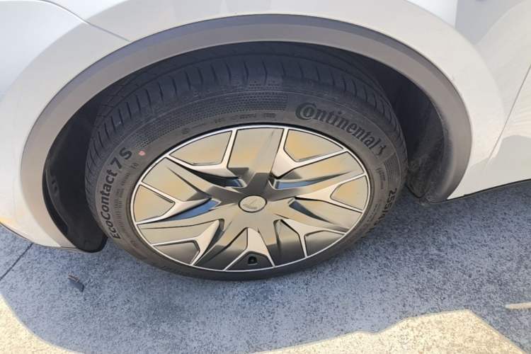 Used Tesla Model Y L 2025 Model Long-Range All-Wheel-Drive Version Exterior 4