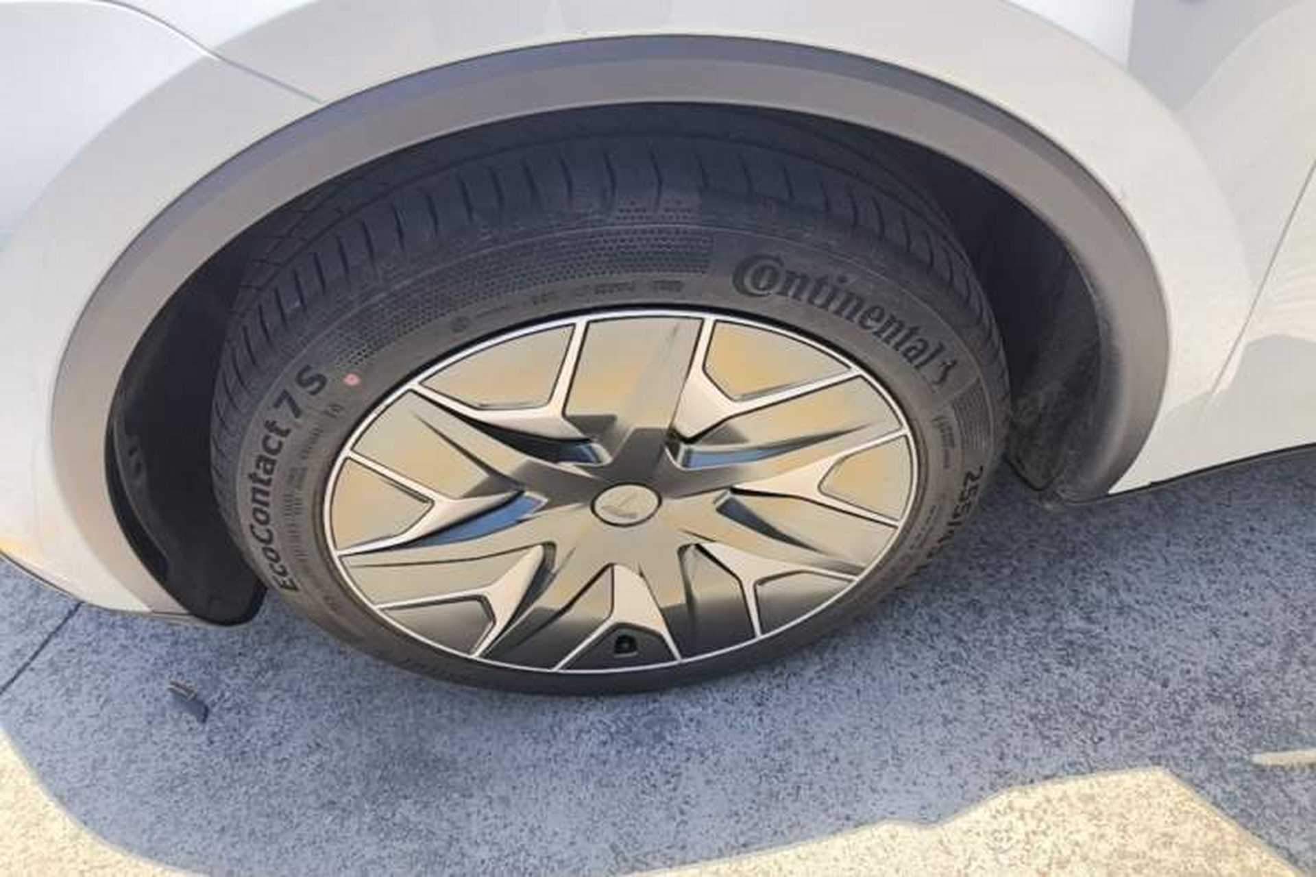Used Tesla Model Y L 2025 Model Long-Range All-Wheel-Drive Version Exterior 4