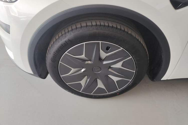 Used Tesla Model Y L 2025 Model Long-Range All-Wheel-Drive Version Exterior 4