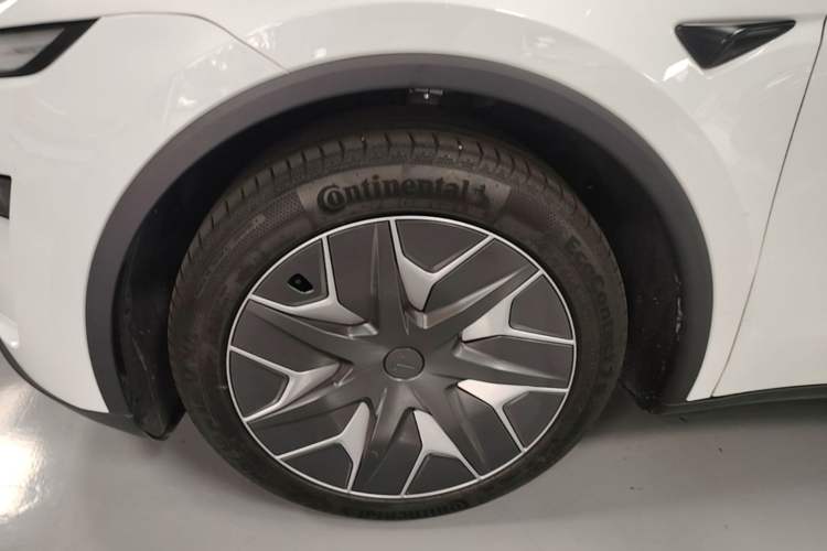 Used Tesla Model Y L 2025 Model Long-Range All-Wheel-Drive Version Exterior 4