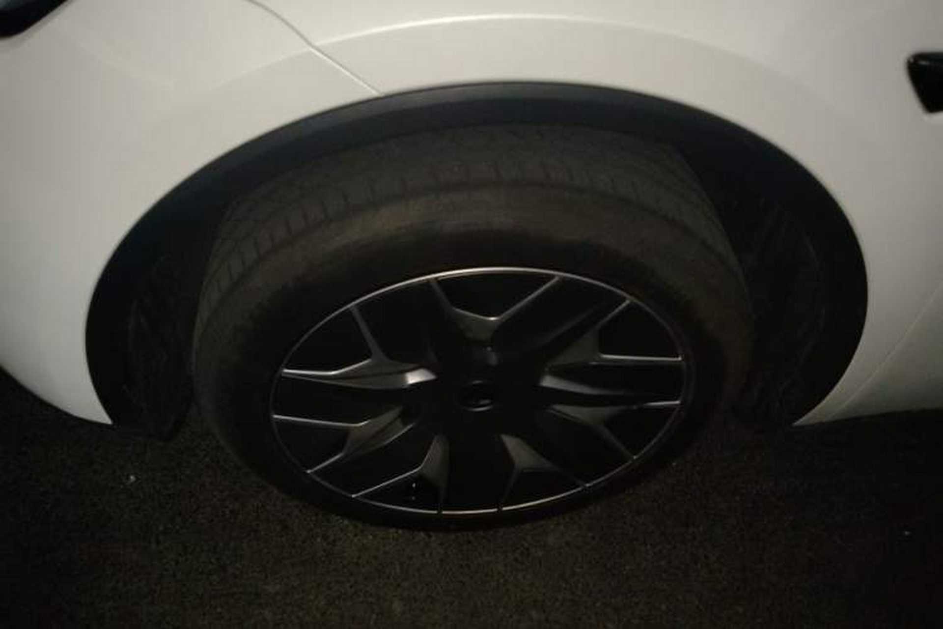 Used Tesla Model Y L 2025 Model Long-Range All-Wheel-Drive Version Exterior 4