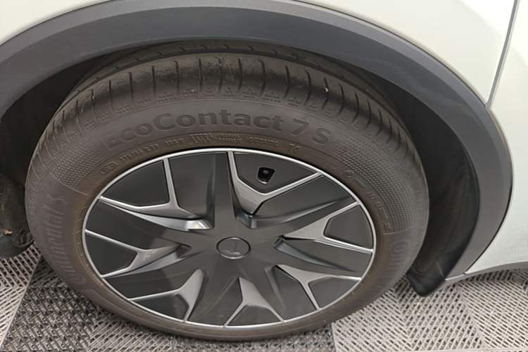 Used Tesla Model Y L 2025 Model Long-Range All-Wheel-Drive Version Exterior 5