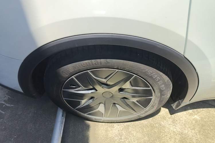Used Tesla Model Y L 2025 Model Long-Range All-Wheel-Drive Version Exterior 5