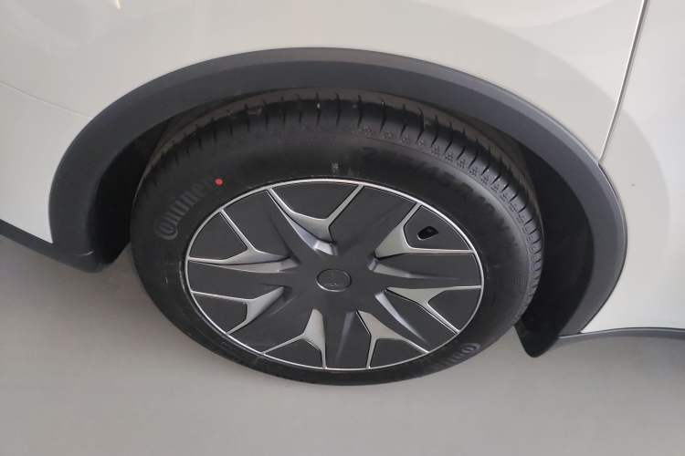 Used Tesla Model Y L 2025 Model Long-Range All-Wheel-Drive Version Exterior 5