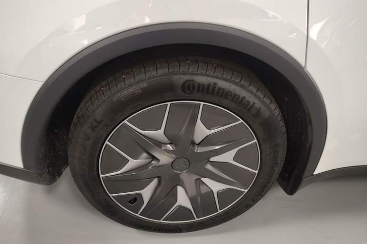 Used Tesla Model Y L 2025 Model Long-Range All-Wheel-Drive Version Exterior 5