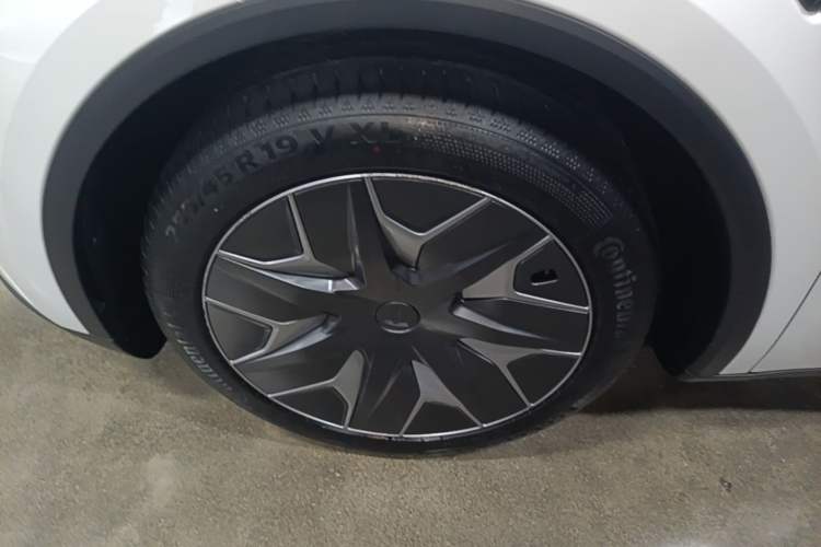 Used Tesla Model Y L 2025 Model Long-Range All-Wheel-Drive Version Exterior 5