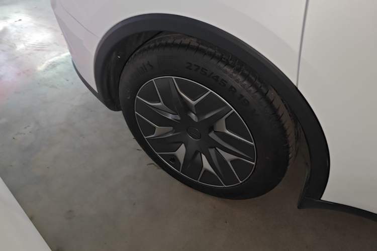 Used Tesla Model Y L 2025 Model Long-Range All-Wheel-Drive Version Exterior 5