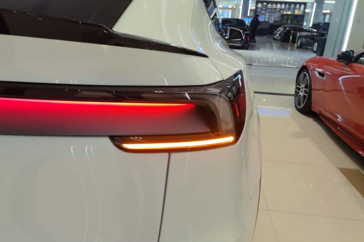 Used Tesla Model Y L 2025 Model Long-Range All-Wheel-Drive Version Exterior 6