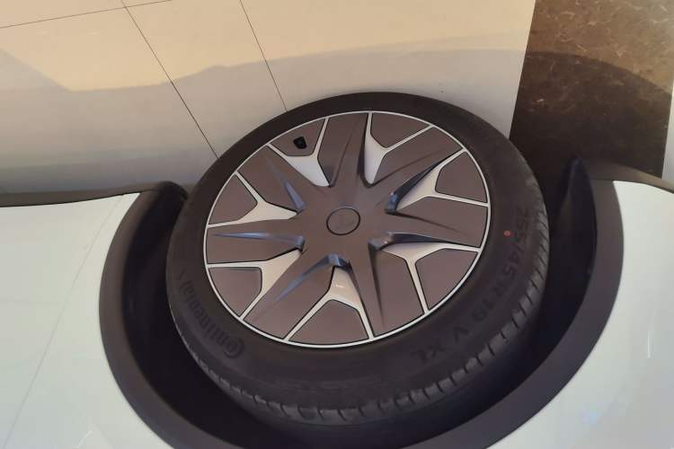 Used Tesla Model Y L 2025 Model Long-Range All-Wheel-Drive Version Exterior 7