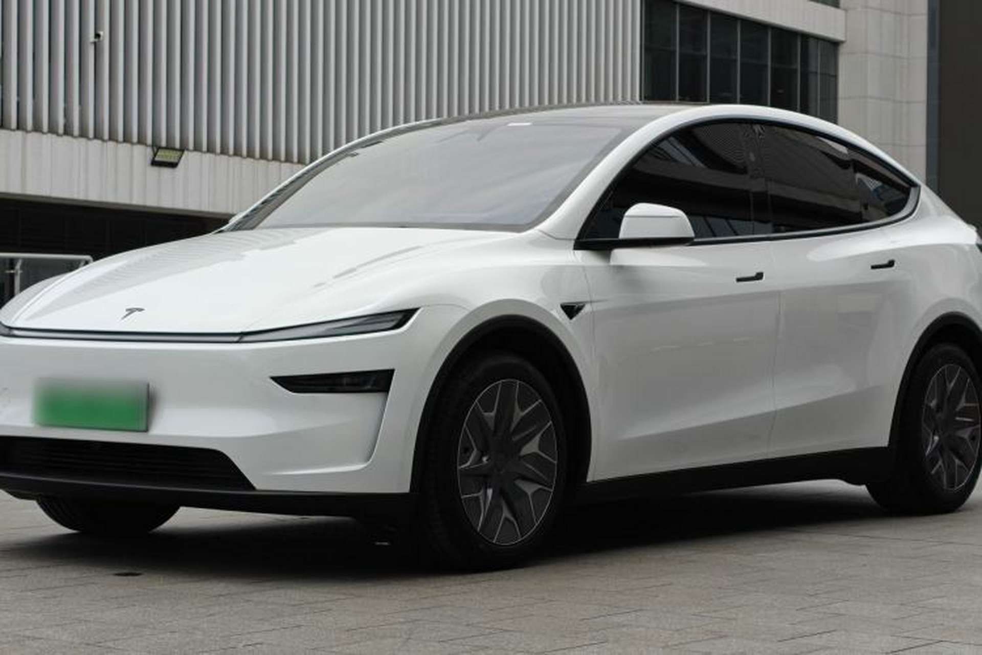 Used Tesla Model Y L 2025 Model Long-Range All-Wheel-Drive Version Front Left 45 Deg