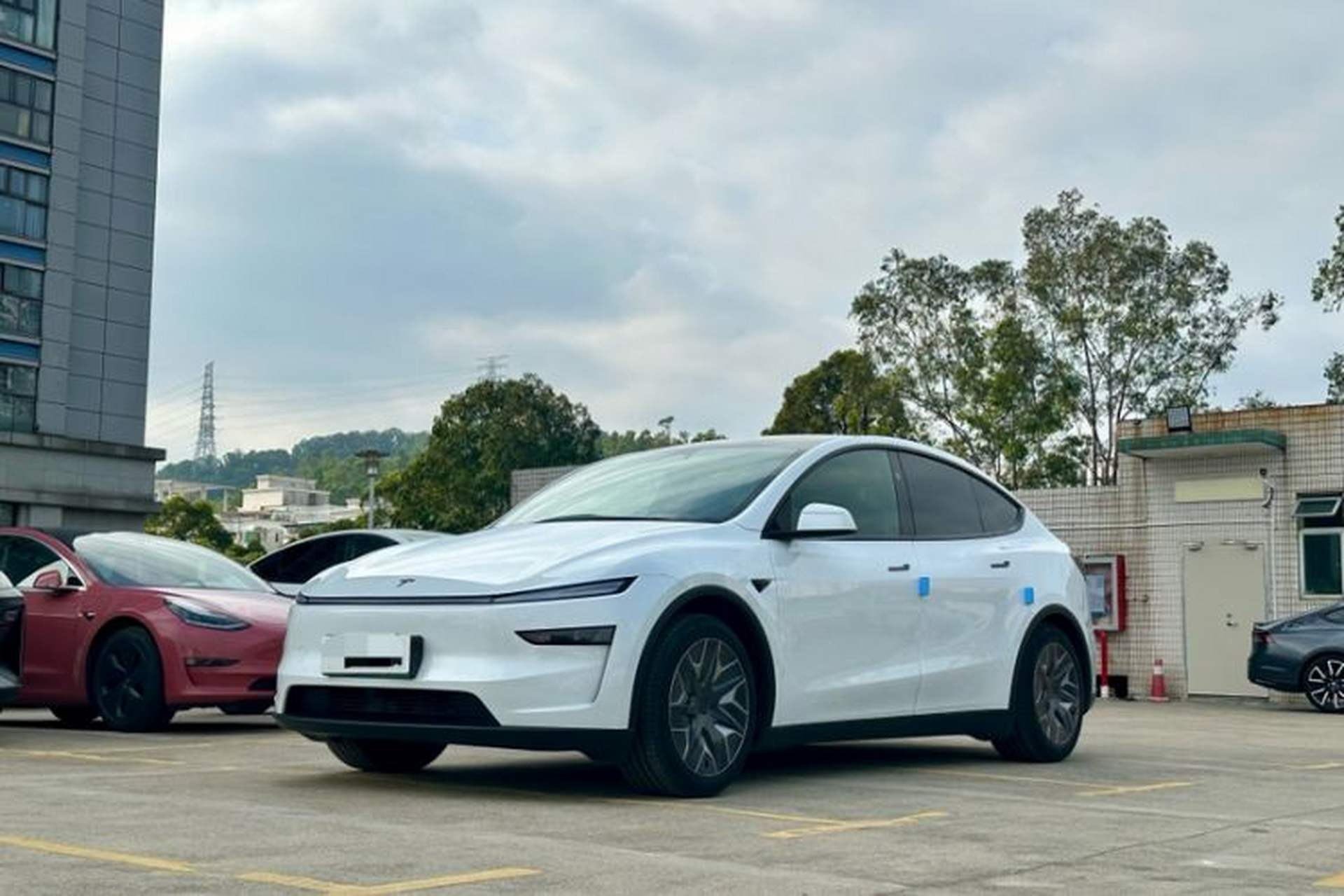 Used Tesla Model Y L 2025 Model Long-Range All-Wheel-Drive Version Front Left 45 Deg
