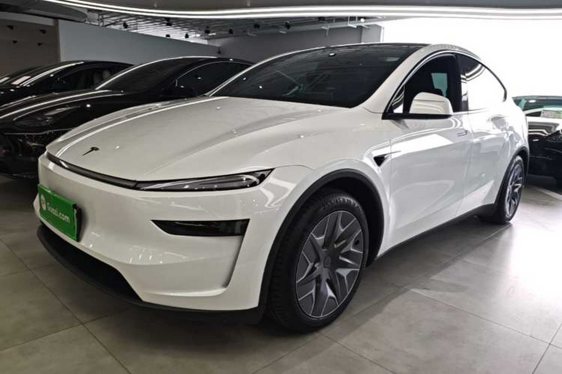 Used Tesla Model Y L 2025 Model Long-Range All-Wheel-Drive Version Front Left 45 Deg