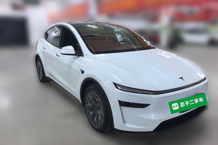 Used Tesla Model Y L 2025 Model Long-Range All-Wheel-Drive Version Front Right 45 Deg