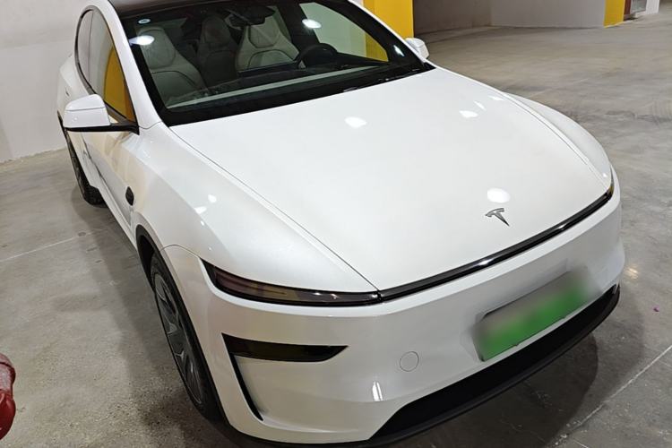 Used Tesla Model Y L 2025 Model Long-Range All-Wheel-Drive Version Front Right 45 Deg