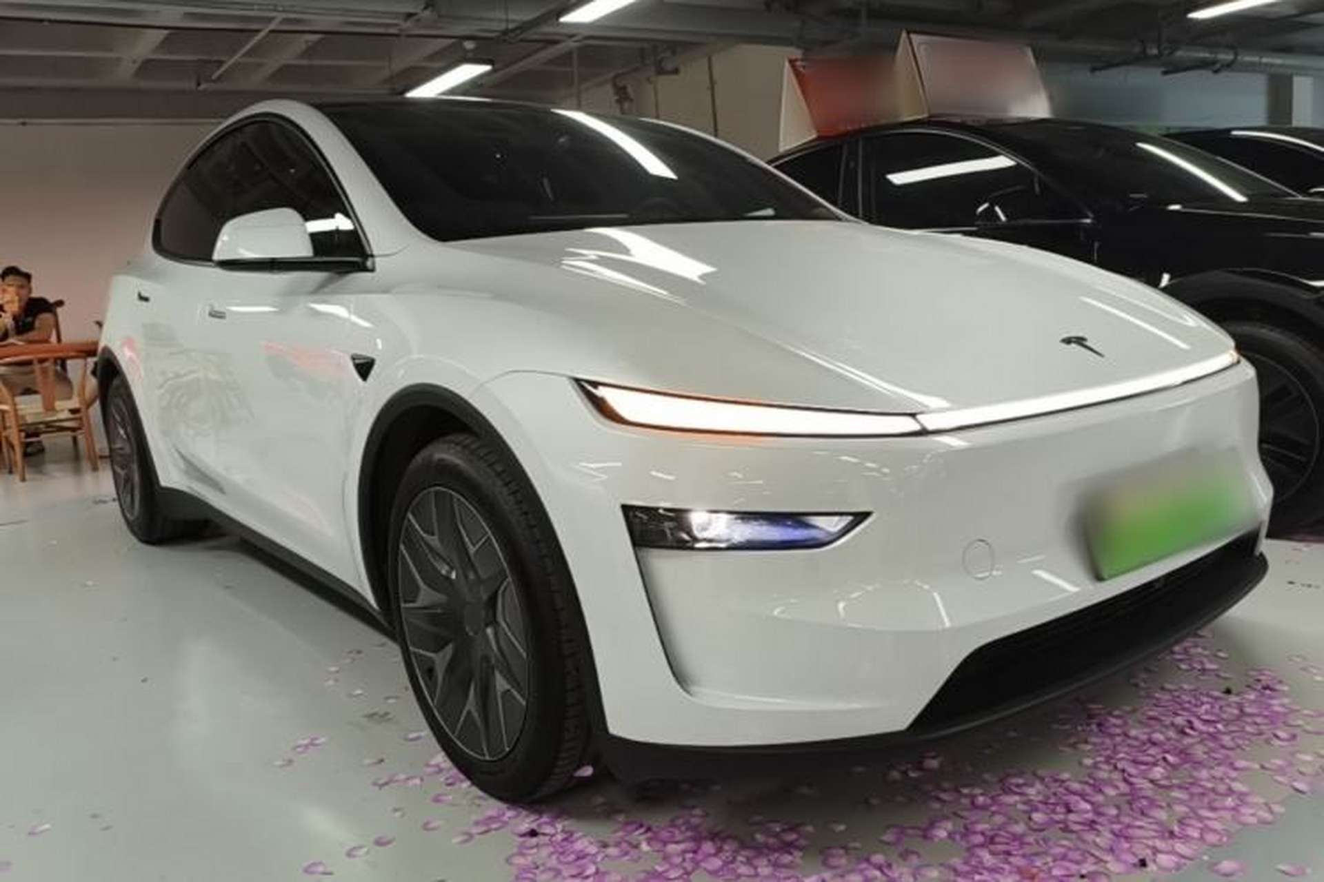 Used Tesla Model Y L 2025 Model Long-Range All-Wheel-Drive Version Front Right 45 Deg