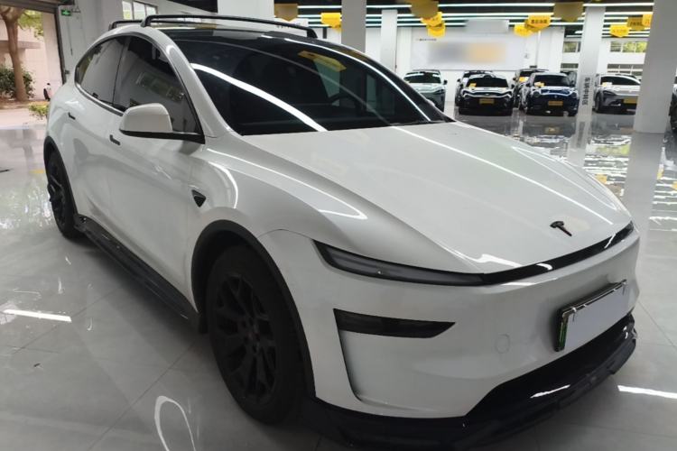 Used Tesla Model Y L 2025 Model Long-Range All-Wheel-Drive Version Front Right 45 Deg