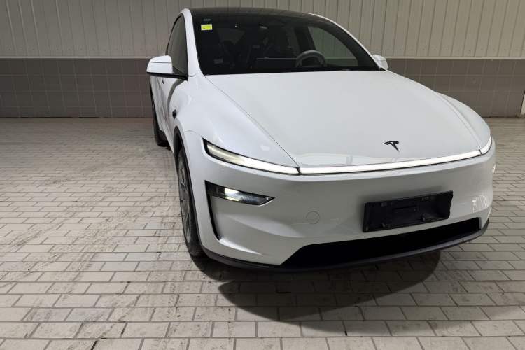 Used Tesla Model Y L 2025 Model Long-Range All-Wheel-Drive Version Front Right 45 Deg