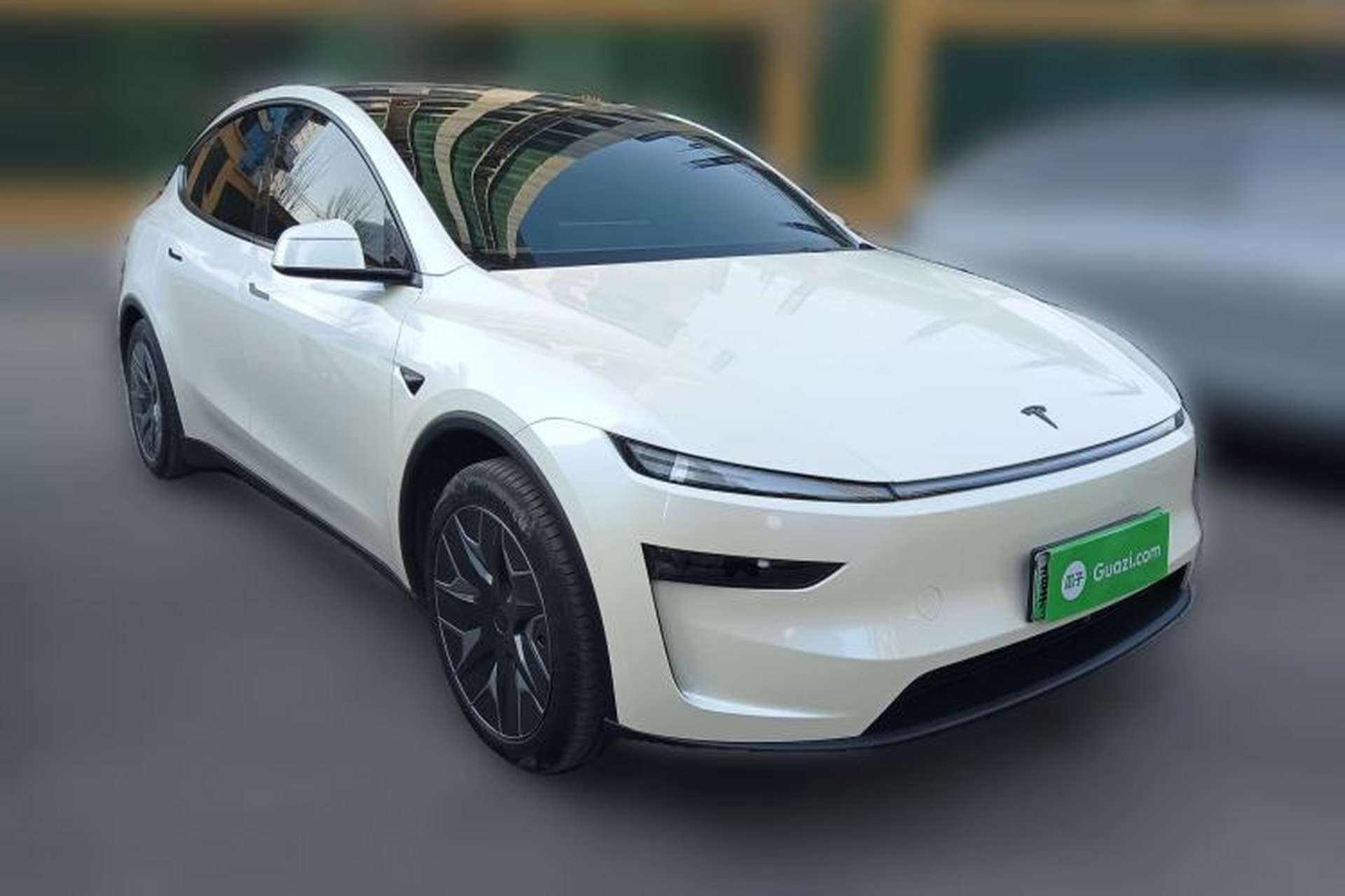Used Tesla Model Y L 2025 Model Long-Range All-Wheel-Drive Version Front Right 45 Deg