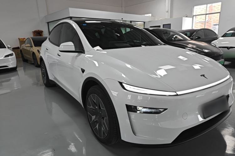Used Tesla Model Y L 2025 Model Long-Range All-Wheel-Drive Version Front Right 45 Deg
