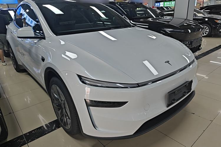 Used Tesla Model Y L 2025 Model Long-Range All-Wheel-Drive Version Front Right 45 Deg