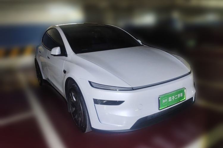Used Tesla Model Y L 2025 Model Long-Range All-Wheel-Drive Version Front Right 45 Deg
