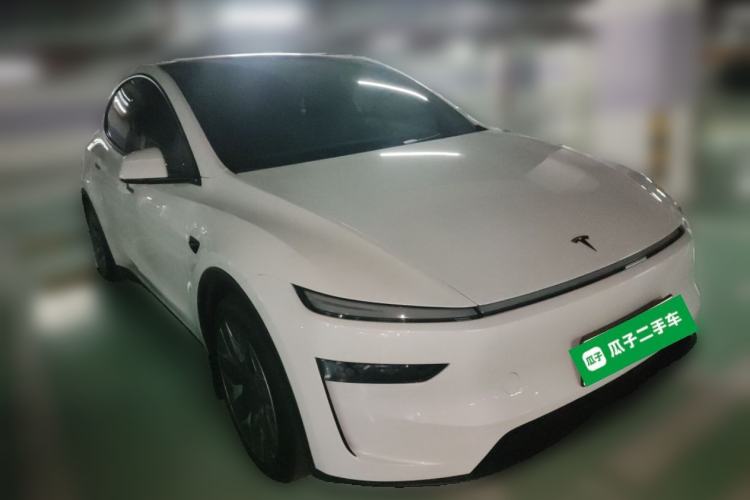 Used Tesla Model Y L 2025 Model Long-Range All-Wheel-Drive Version Front Right 45 Deg