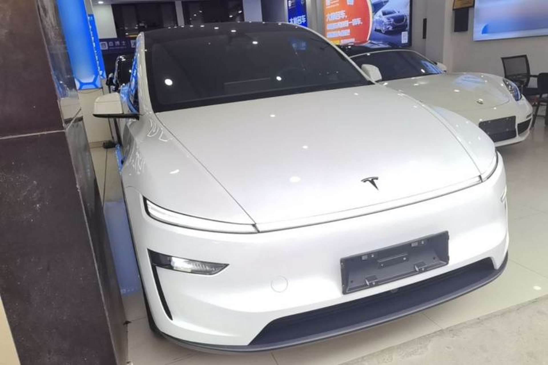 Used Tesla Model Y L 2025 Model Long-Range All-Wheel-Drive Version Front Right 45 Deg