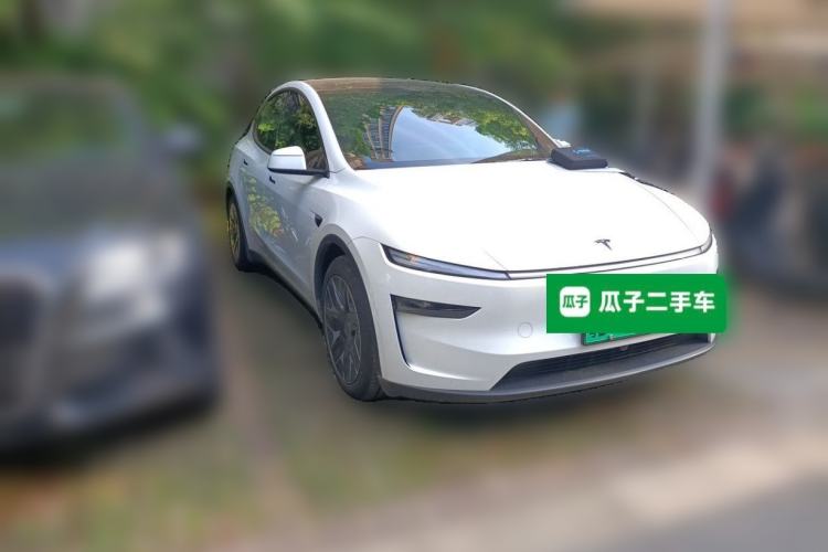 Used Tesla Model Y L 2025 Model Long-Range All-Wheel-Drive Version Front Right 45 Deg