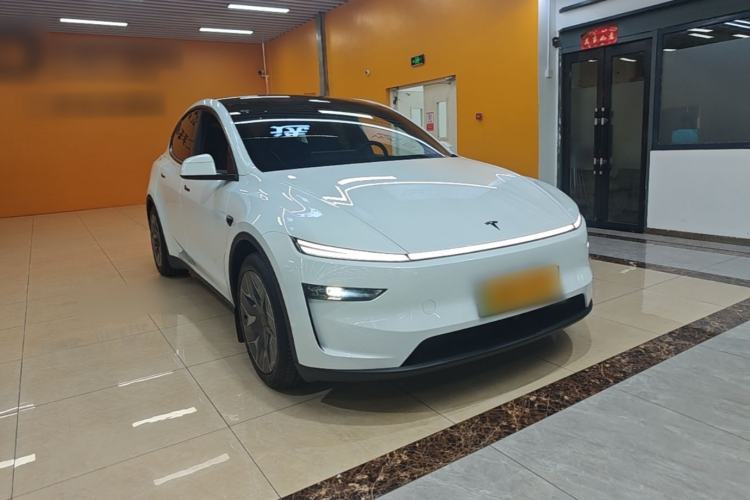 Used Tesla Model Y L 2025 Model Long-Range All-Wheel-Drive Version Front Right 45 Deg