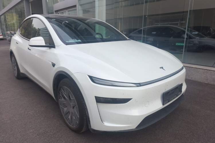 Used Tesla Model Y L 2025 Model Long-Range All-Wheel-Drive Version Front Right 45 Deg