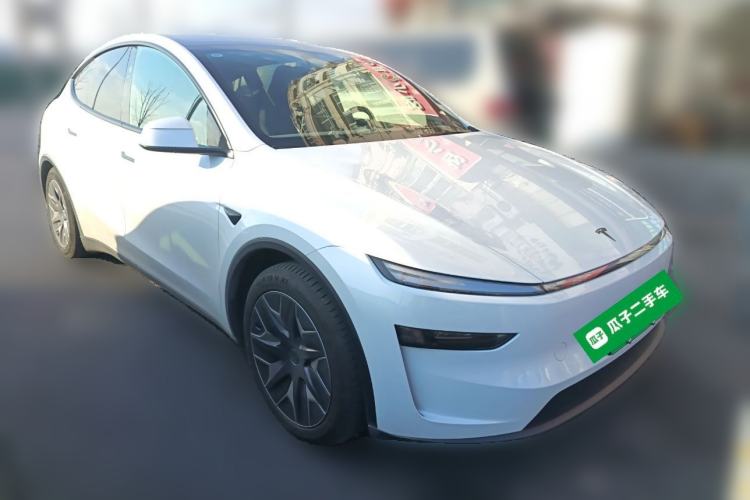 Used Tesla Model Y L 2025 Model Long-Range All-Wheel-Drive Version Front Right 45 Deg