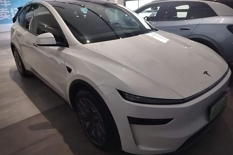 Used Tesla Model Y L 2025 Model Long-Range All-Wheel-Drive Version Front Right 45 Deg