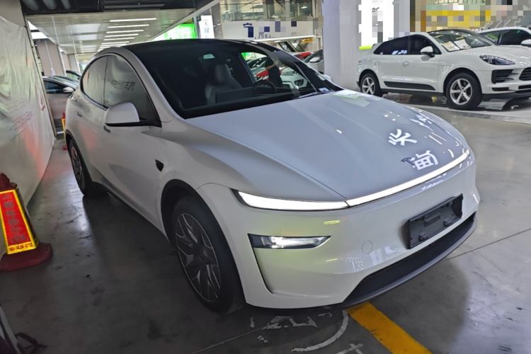 Used Tesla Model Y L 2025 Model Long-Range All-Wheel-Drive Version Front Right 45 Deg