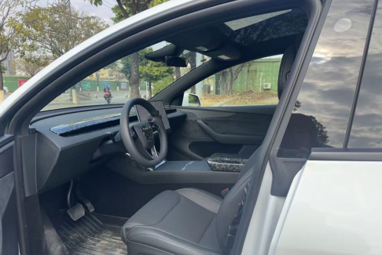 Used Tesla Model Y L 2025 Model Long-Range All-Wheel-Drive Version Interior 1