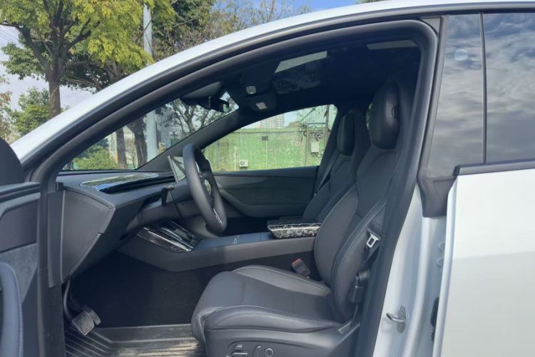 Used Tesla Model Y L 2025 Model Long-Range All-Wheel-Drive Version Interior 2
