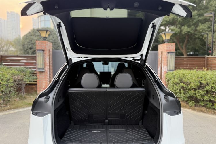 Used Tesla Model Y L 2025 Model Long-Range All-Wheel-Drive Version Interior 3