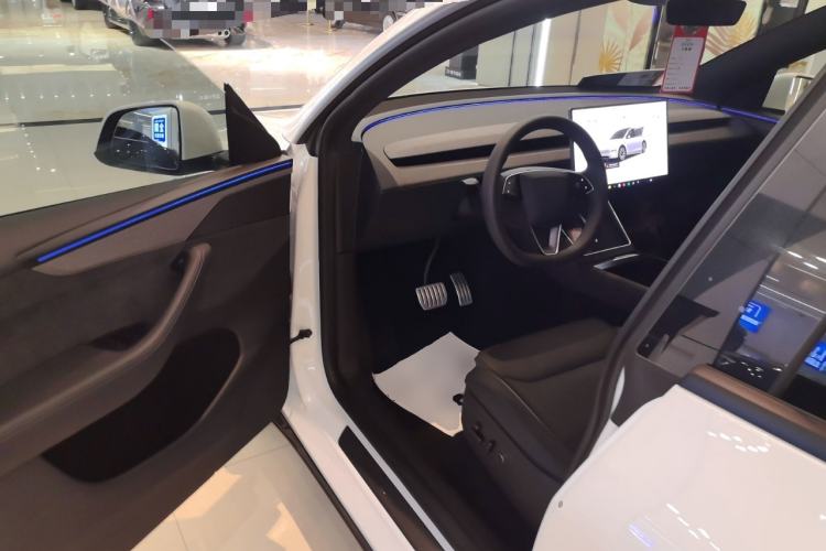 Used Tesla Model Y L 2025 Model Long-Range All-Wheel-Drive Version Interior 3