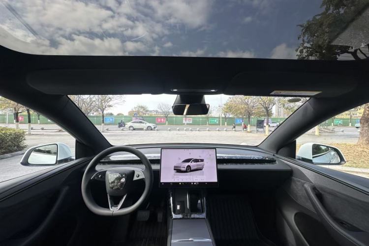 Used Tesla Model Y L 2025 Model Long-Range All-Wheel-Drive Version Interior 4