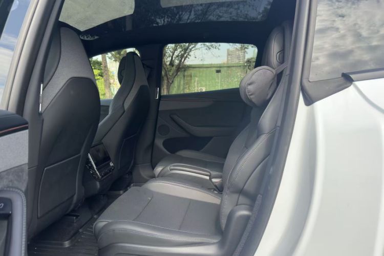 Used Tesla Model Y L 2025 Model Long-Range All-Wheel-Drive Version Interior 5