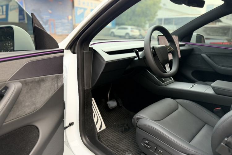 Used Tesla Model Y L 2025 Model Long-Range All-Wheel-Drive Version Interior 5