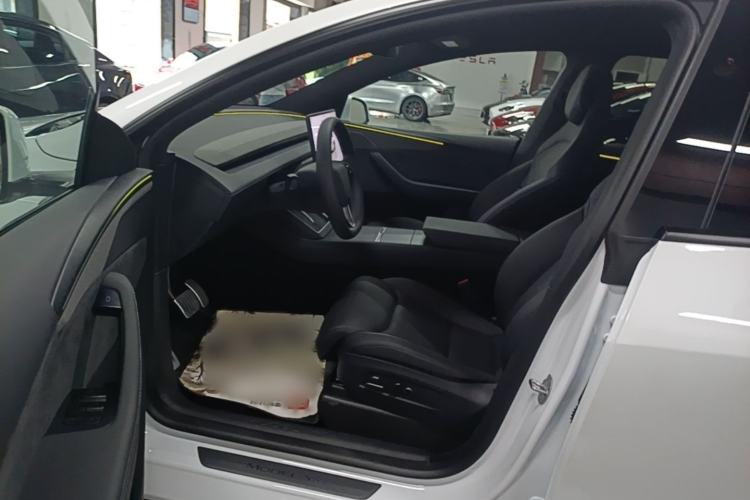 Used Tesla Model Y L 2025 Model Long-Range All-Wheel-Drive Version Interior 5