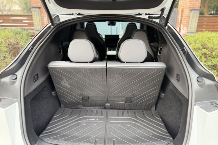 Used Tesla Model Y L 2025 Model Long-Range All-Wheel-Drive Version Interior 6