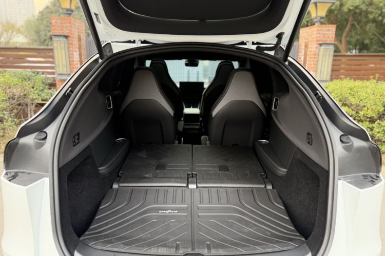 Used Tesla Model Y L 2025 Model Long-Range All-Wheel-Drive Version Interior 7