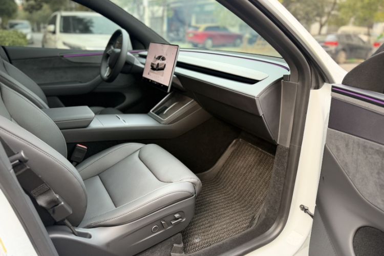 Used Tesla Model Y L 2025 Model Long-Range All-Wheel-Drive Version Interior 8