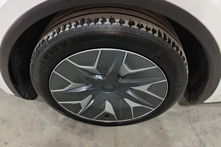 Used Tesla Model Y L 2025 Model Long-Range All-Wheel-Drive Version Left Front Wheel Hub